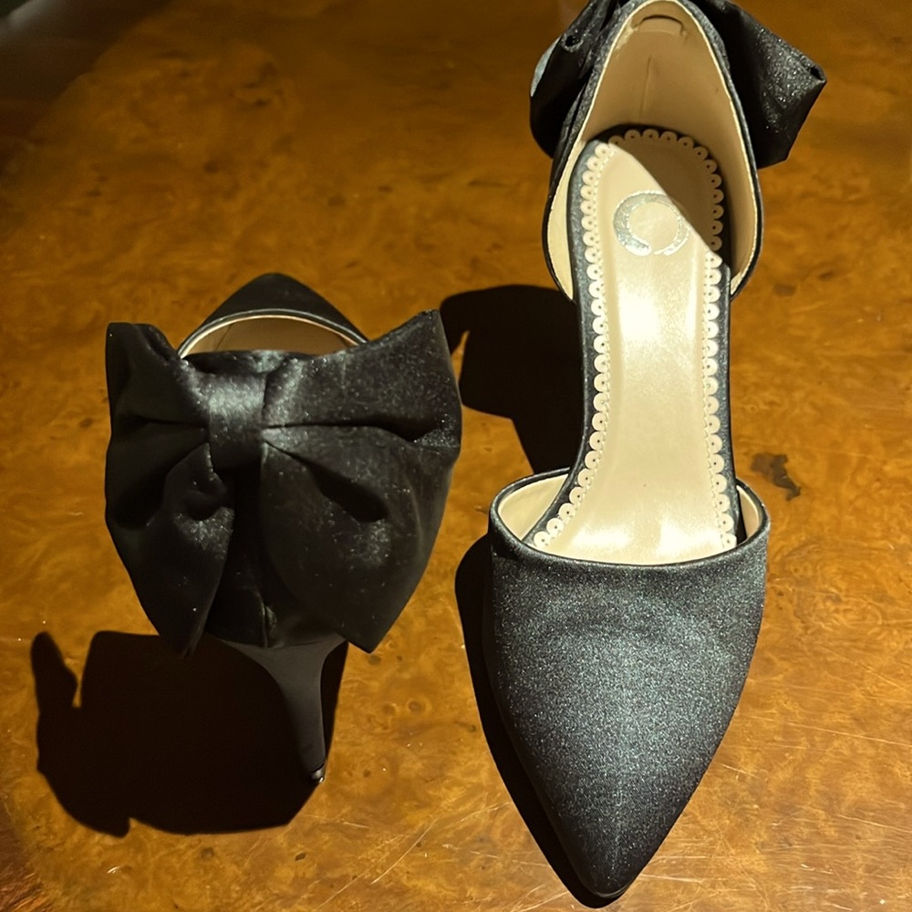 Journee Tanzi pumps